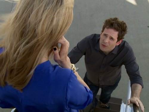 Glenn Howerton در صحنه سریال تلویزیونی فیلادلفیا همیشه آفتابی است به همراه کیتلین اولسون