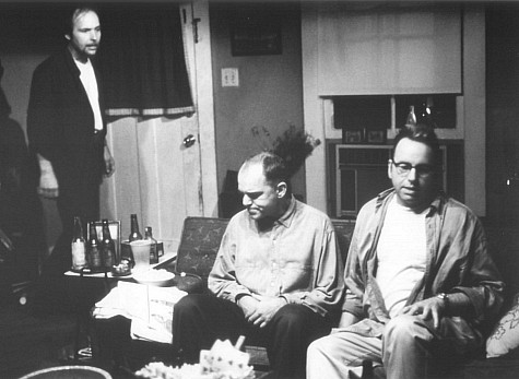 جان ریتر در صحنه فیلم سینمایی تیغه فلاخن (تیغ پرتابی) به همراه دوایت یوآکم و بیلی باب تورنتون