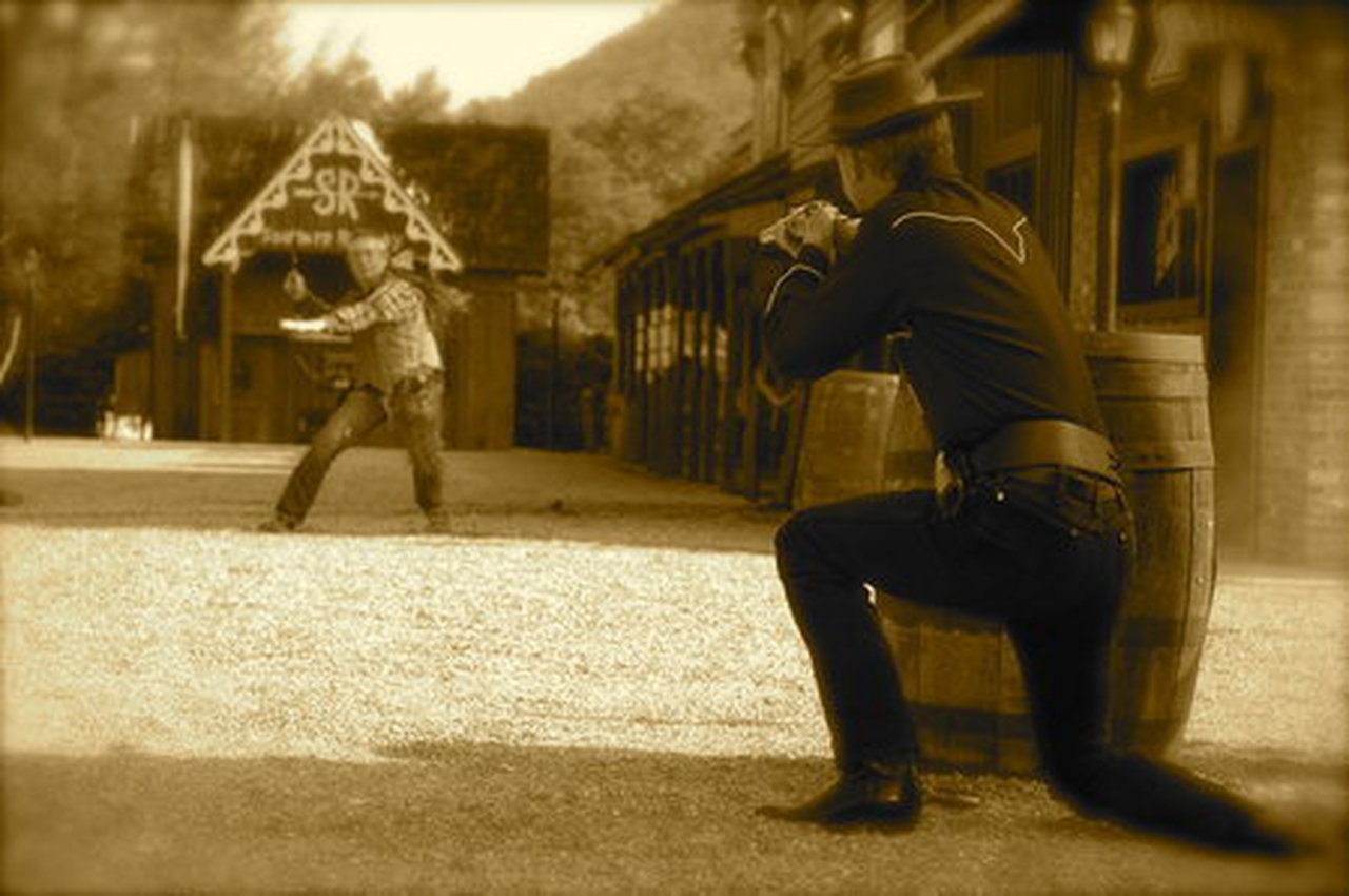 Dean Teaster در صحنه فیلم سینمایی Ghost Town: The Movie