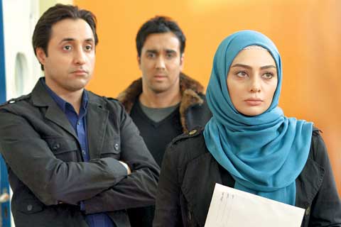 امیرحسین رستمی در صحنه سریال تلویزیونی دختران حوا به همراه یکتا ناصر و پوریا پورسرخ