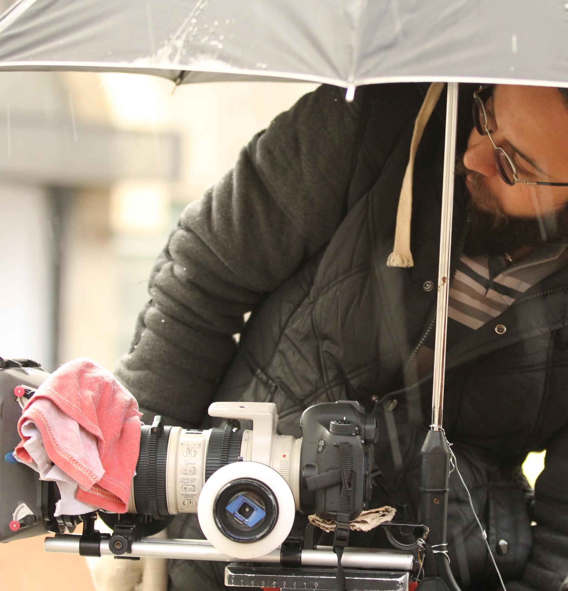 تصویری از بهادر فتاح طاری، عکاس و تدوینگر سینما و تلویزیون در حال بازیگری سر صحنه یکی از آثارش