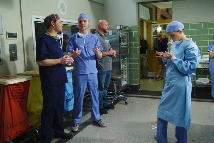 Camilla Luddington در صحنه سریال تلویزیونی آناتومی گری به همراه Justin Chambers و Joe Adler