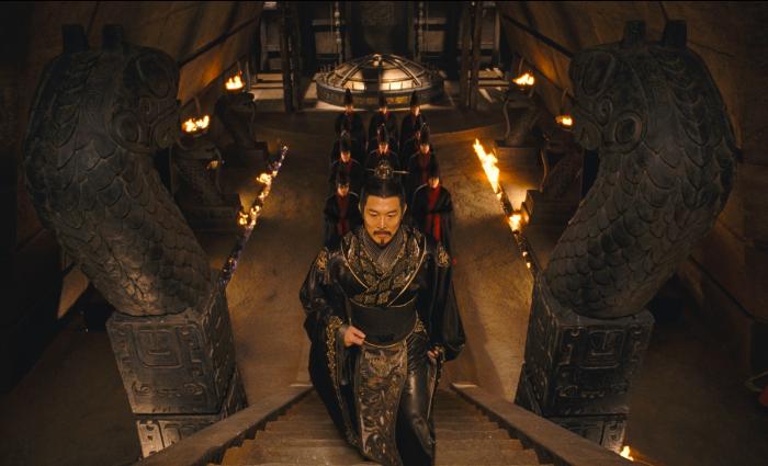 جت لی در صحنه فیلم سینمایی مومیایی :مقبره ی ام‍‍پراطور اژدها