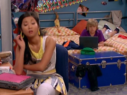 Dylan Sprouse در صحنه سریال تلویزیونی The Suite Life on Deck به همراه Brenda Song