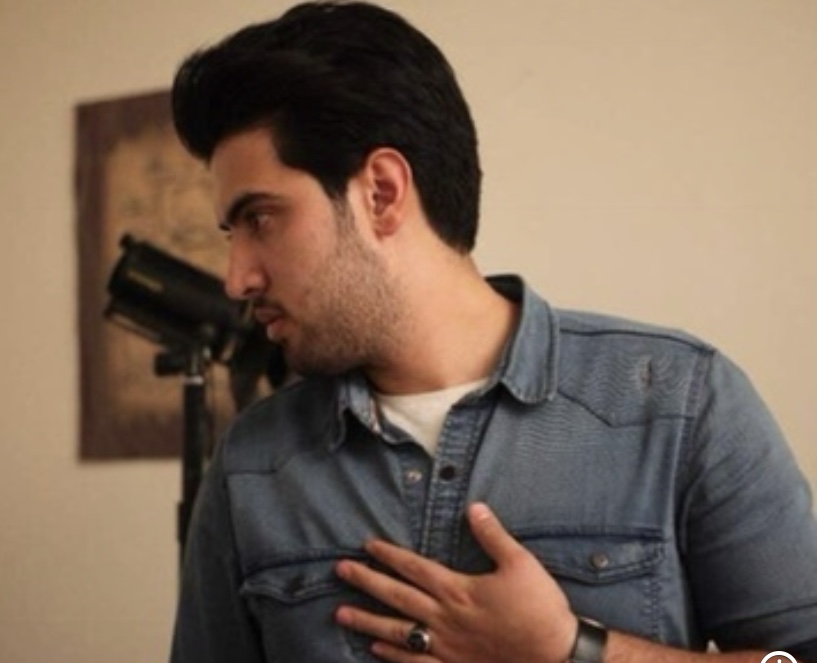 تصویری از آرش بابکی، کارگردان و تهیه کننده سینما و تلویزیون در حال بازیگری سر صحنه یکی از آثارش