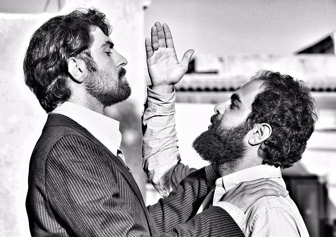 تصویری از علی شفیعی ثابت، چهره‌پرداز و بازیگر سینما و تلویزیون در حال بازیگری سر صحنه یکی از آثارش به همراه امیرحسین فتحی