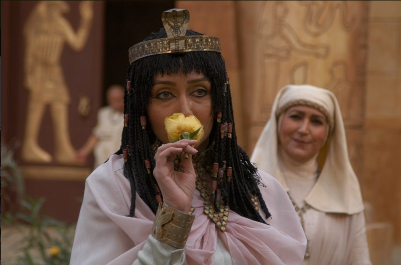 مهوش صبرکن در صحنه سریال تلویزیونی یوسف پیامبر به همراه کتایون ریاحی