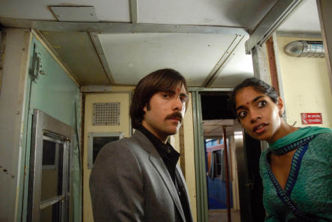 Amara Karan در صحنه فیلم سینمایی دارجلینگ محدود به همراه Jason Schwartzman