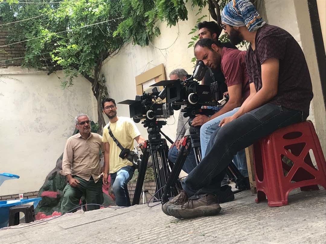 تصویری از بابک سعیدی، نورپرداز و فیلمبردار سینما و تلویزیون در حال بازیگری سر صحنه یکی از آثارش