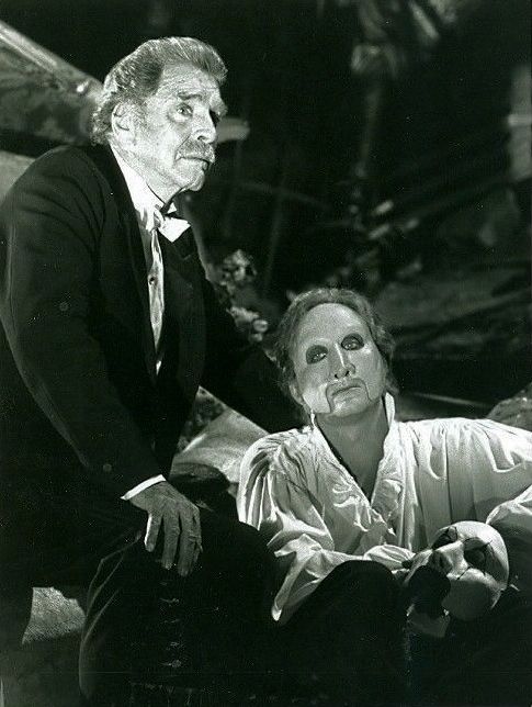 چارلز دنس در صحنه سریال تلویزیونی The Phantom of the Opera به همراه Burt Lancaster