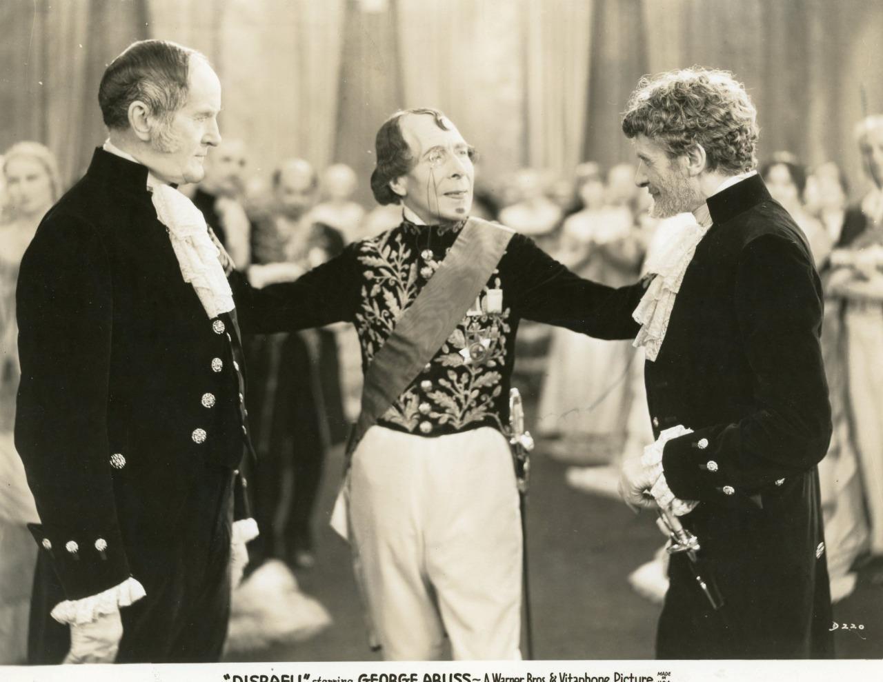 George Arliss در صحنه فیلم سینمایی Disraeli به همراه مایکل ویزاروف و David Torrence