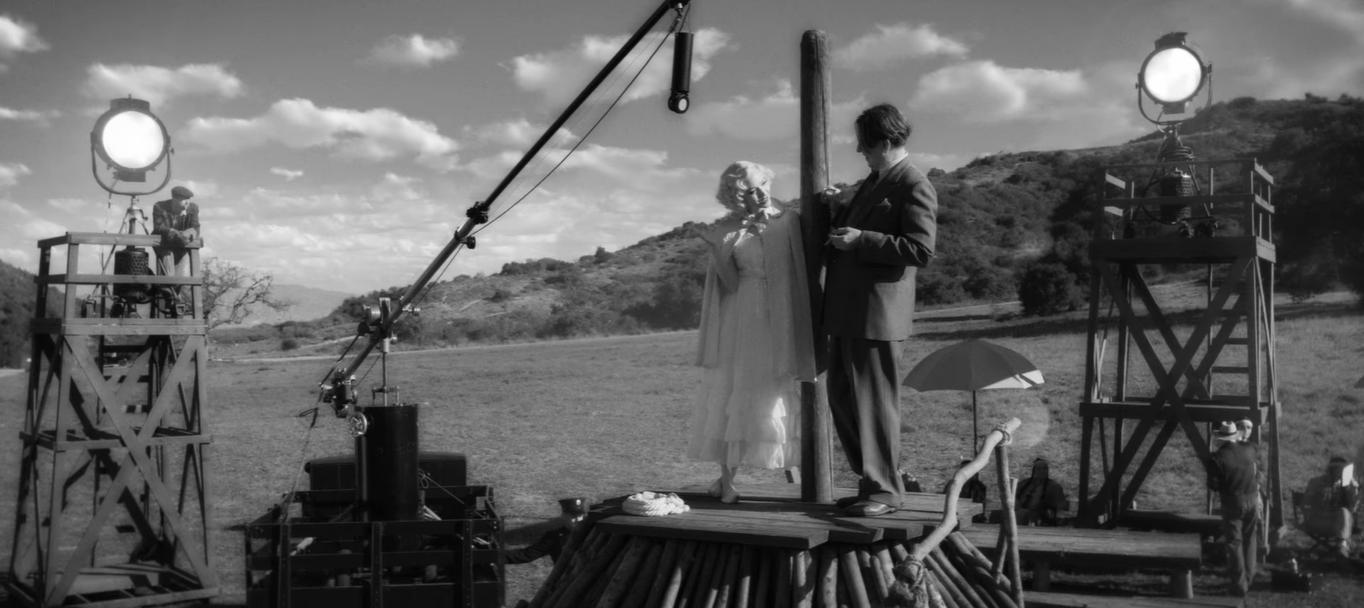 گری الدمن در صحنه فیلم سینمایی منک به همراه Amanda Seyfried
