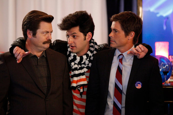 Ben Schwartz در صحنه سریال تلویزیونی پارک ها و تفریحات به همراه نیک آفرمن و Rob Lowe