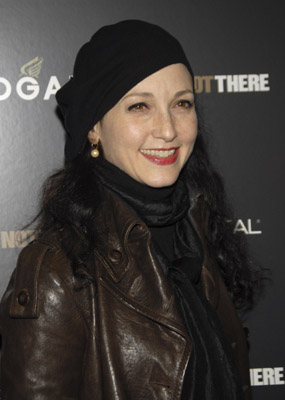 Bebe Neuwirth در صحنه فیلم سینمایی من آنجا نیستم