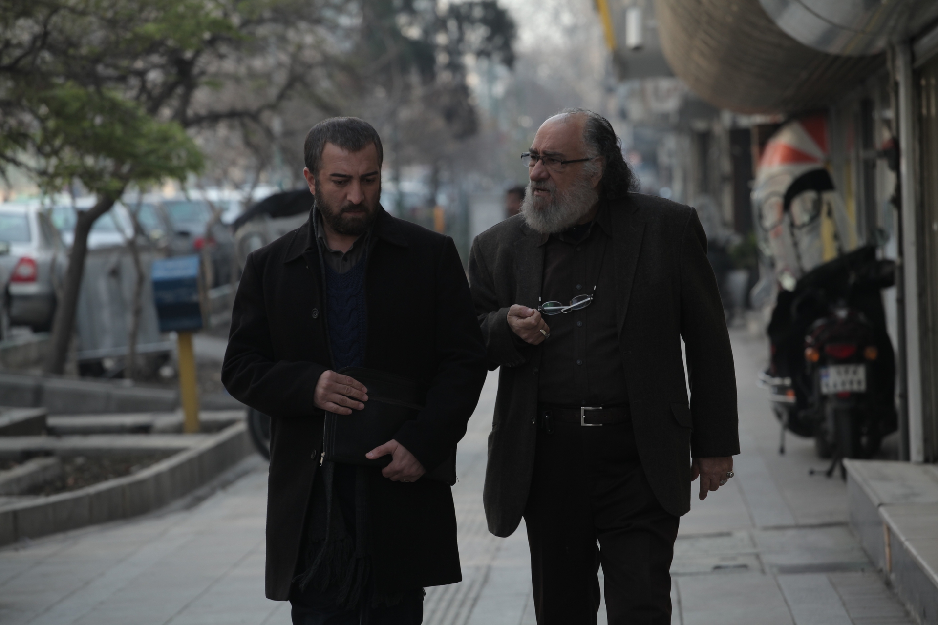داریوش ارجمند در صحنه فیلم سینمایی چراغ‌های ناتمام به همراه مجید صالحی