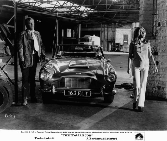 Margaret Blye در صحنه فیلم سینمایی The Italian Job به همراه مایکل کین