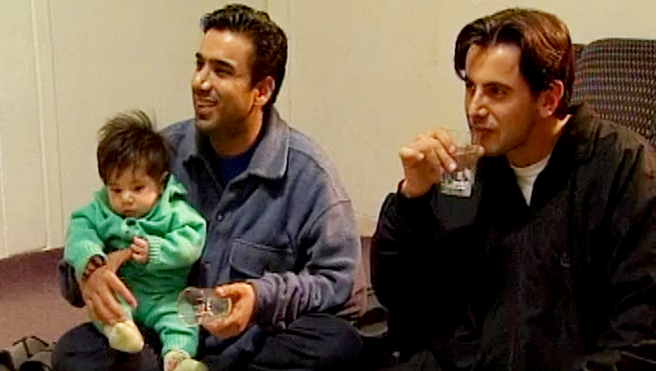 امین حیایی در صحنه سریال تلویزیونی روزگار جوانی به همراه نصرالله رادش