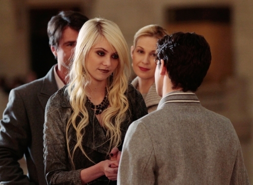 Kelly Rutherford در صحنه سریال تلویزیونی دختر شایعه ساز به همراه Taylor Momsen و Connor Paolo