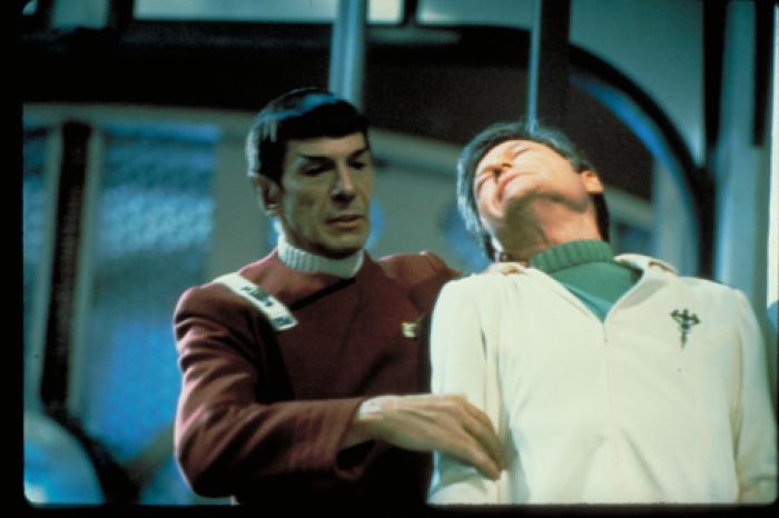 DeForest Kelley در صحنه فیلم سینمایی سفرهای ستاره ای: خشم خان به همراه لئونارد نیموی