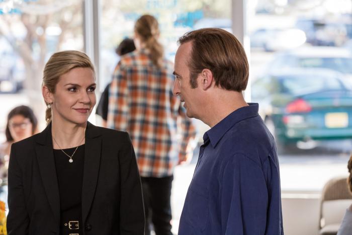 Rhea Seehorn در صحنه سریال تلویزیونی بهتره با سال تماس بگیری به همراه Bob Odenkirk