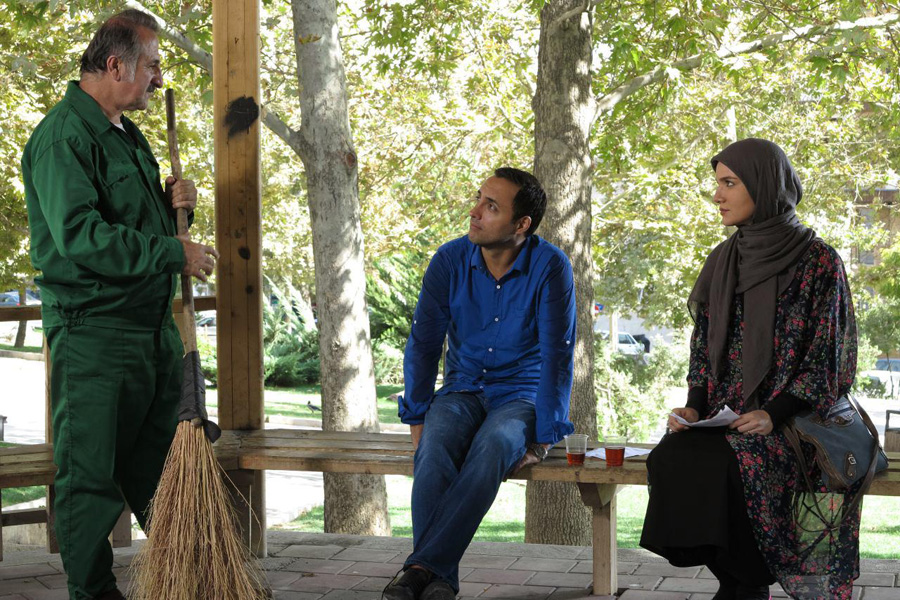 امیرحسین رستمی در صحنه سریال تلویزیونی لیسانسه‌ها به همراه متین ستوده و مهران رجبی