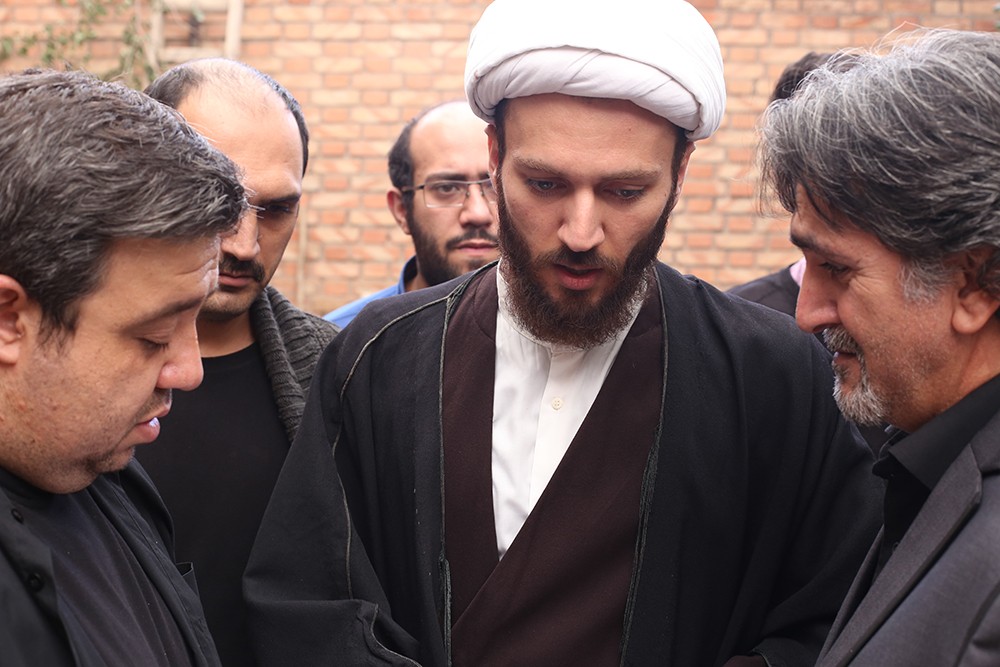 اصغر یوسفی‌نژاد در صحنه فیلم سینمایی او (خانه) به همراه رامین ریاضی