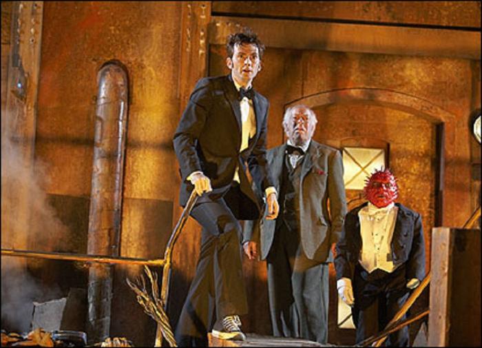 Jimmy Vee در صحنه سریال تلویزیونی Doctor Who به همراه Clive Swift و دیوید تننت
