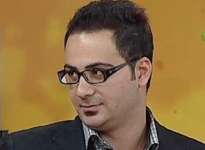 تصویری از حامد تهرانی، چهره‌پرداز و بازیگر سینما و تلویزیون در حال بازیگری سر صحنه یکی از آثارش
