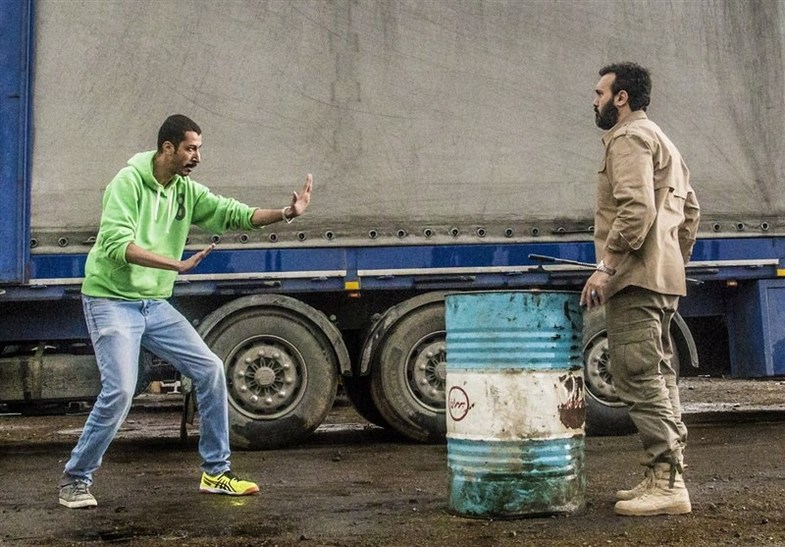 بهرام افشاری در صحنه سریال تلویزیونی شرایط خاص به همراه کامبیز دیرباز
