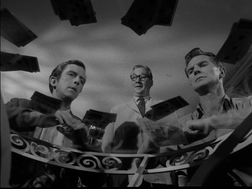 Fritz Weaver در صحنه سریال تلویزیونی منطقه نیمه روشن به همراه Edward Andrews و Joe Maross