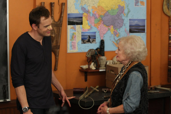 Betty White در صحنه سریال تلویزیونی Community به همراه Joel McHale