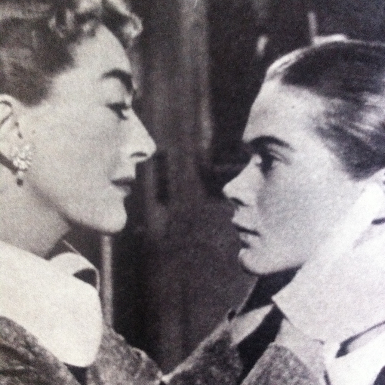 Joan Crawford در صحنه فیلم سینمایی The Story of Esther Costello به همراه Heather Sears
