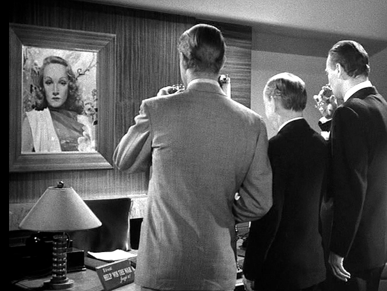 Randolph Scott در صحنه فیلم سینمایی Pittsburgh به همراه John Wayne، Frank Craven و مارلنه دیتریش
