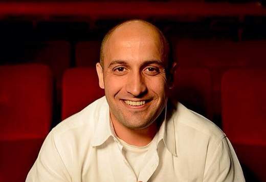 تصویری از علی سرابی، بازیگر و گوینده سینما و تلویزیون در حال بازیگری سر صحنه یکی از آثارش