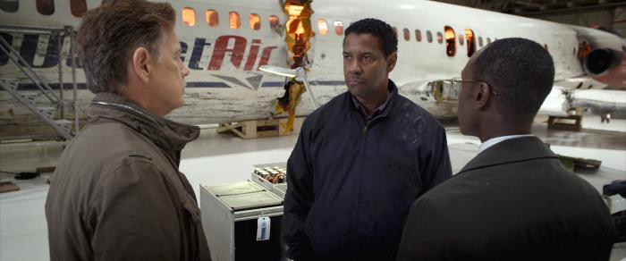 بروس گرینوود در صحنه فیلم سینمایی پرواز به همراه دان چیدل و دنزل واشنگتن