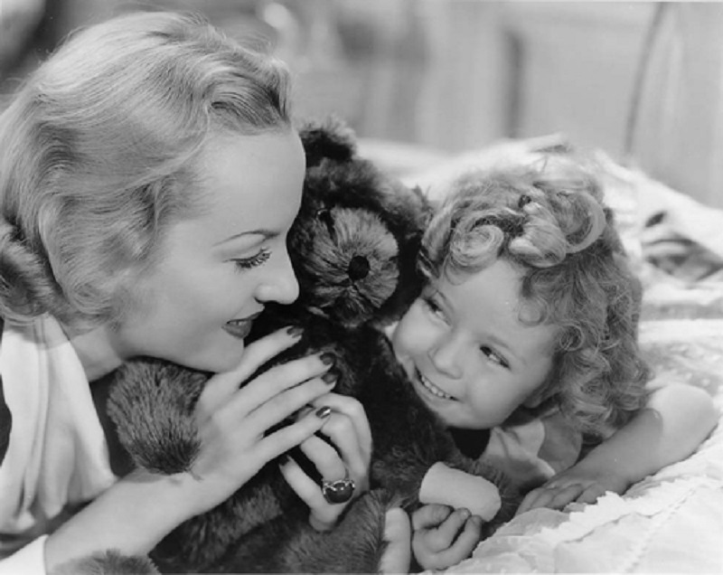 Carole Lombard در صحنه فیلم سینمایی Now and Forever به همراه Shirley Temple