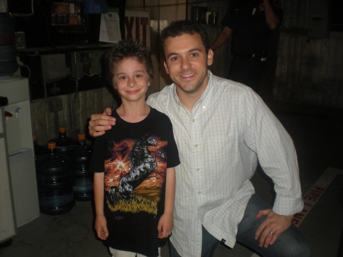 Robbie Tucker در صحنه سریال تلویزیونی فیلادلفیا همیشه آفتابی است به همراه Fred Savage