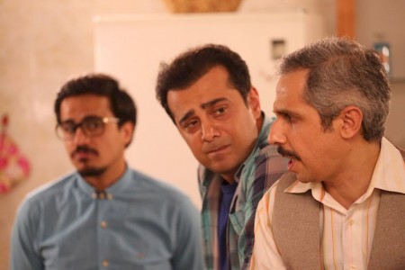 سپند امیرسلیمانی در صحنه سریال تلویزیونی همسایه‌ها به همراه حسین سلیمانی و سید جواد رضویان