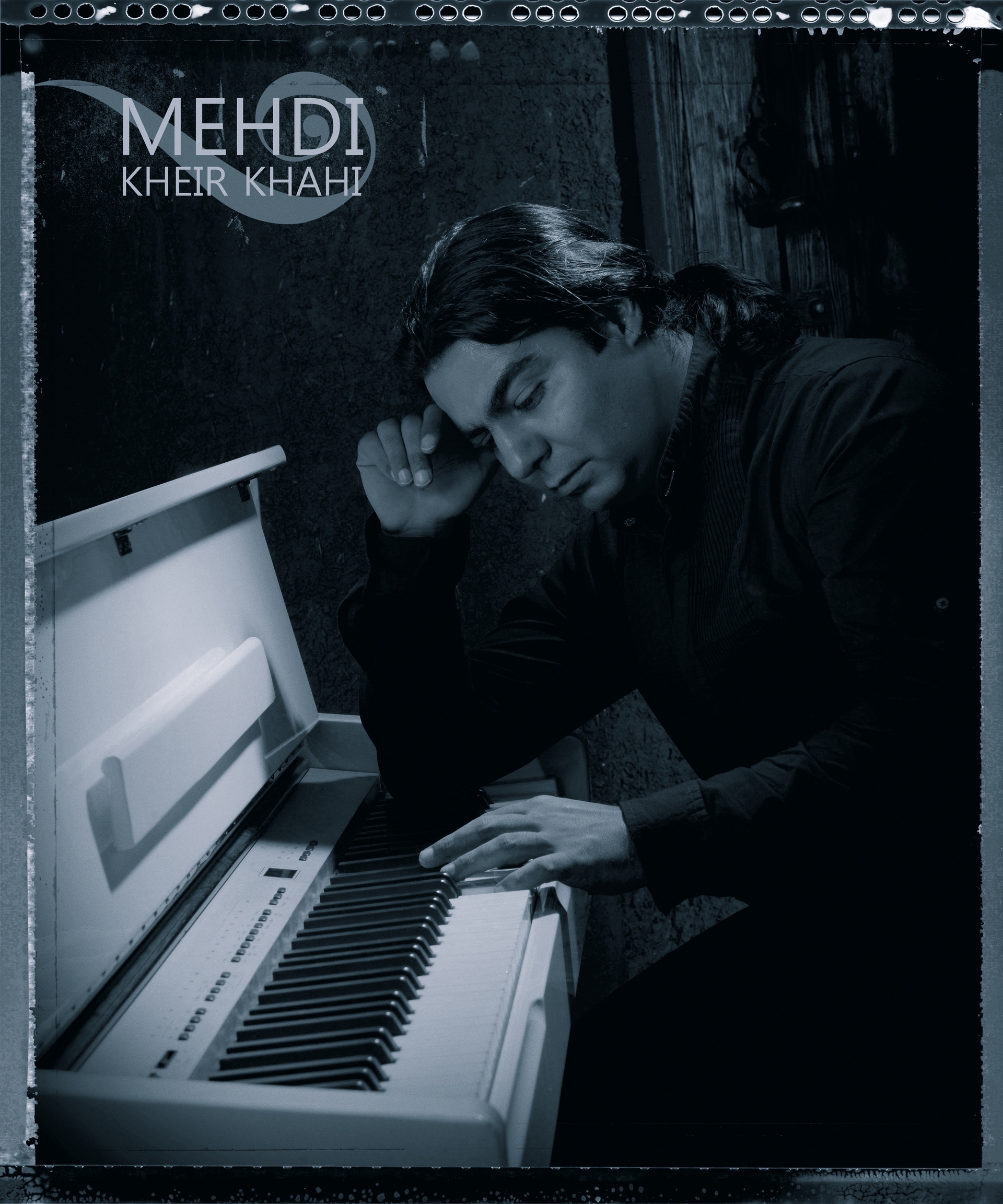 تصویری از مهدی خیرخواهی، آهنگ ساز و بازیگر سینما و تلویزیون در حال بازیگری سر صحنه یکی از آثارش