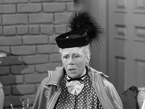 Bea Benaderet در صحنه سریال تلویزیونی عاشقتم لوسی