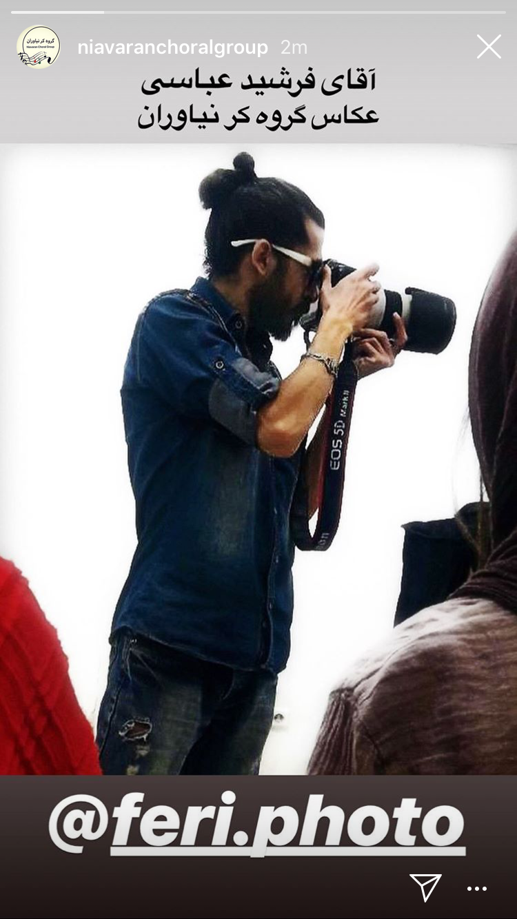 تصویری از فرشید عباسی، عکاس سینما و تلویزیون در حال بازیگری سر صحنه یکی از آثارش