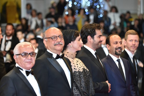 سید‌شهاب حسینی در فرش قرمز فیلم سینمایی فروشنده به همراه بابک کریمی، الکساندر مالت‌گای، سید‌فرید سجادی‌‌حسینی، اصغر فرهادی و ترانه علیدوستی