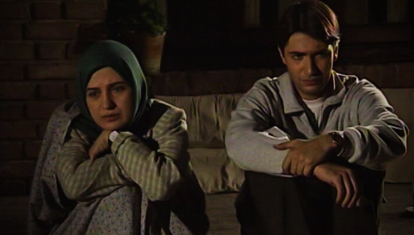 لعیا زنگنه در صحنه سریال تلویزیونی در قلب من به همراه پارسا پیروزفر