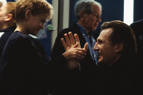 Thomas Brodie-Sangster در صحنه فیلم سینمایی در واقع عشق به همراه لیام نیسون