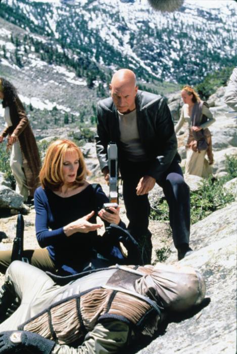 Gates McFadden در صحنه فیلم سینمایی پیشتازان فضا: شورش به همراه Patrick Stewart