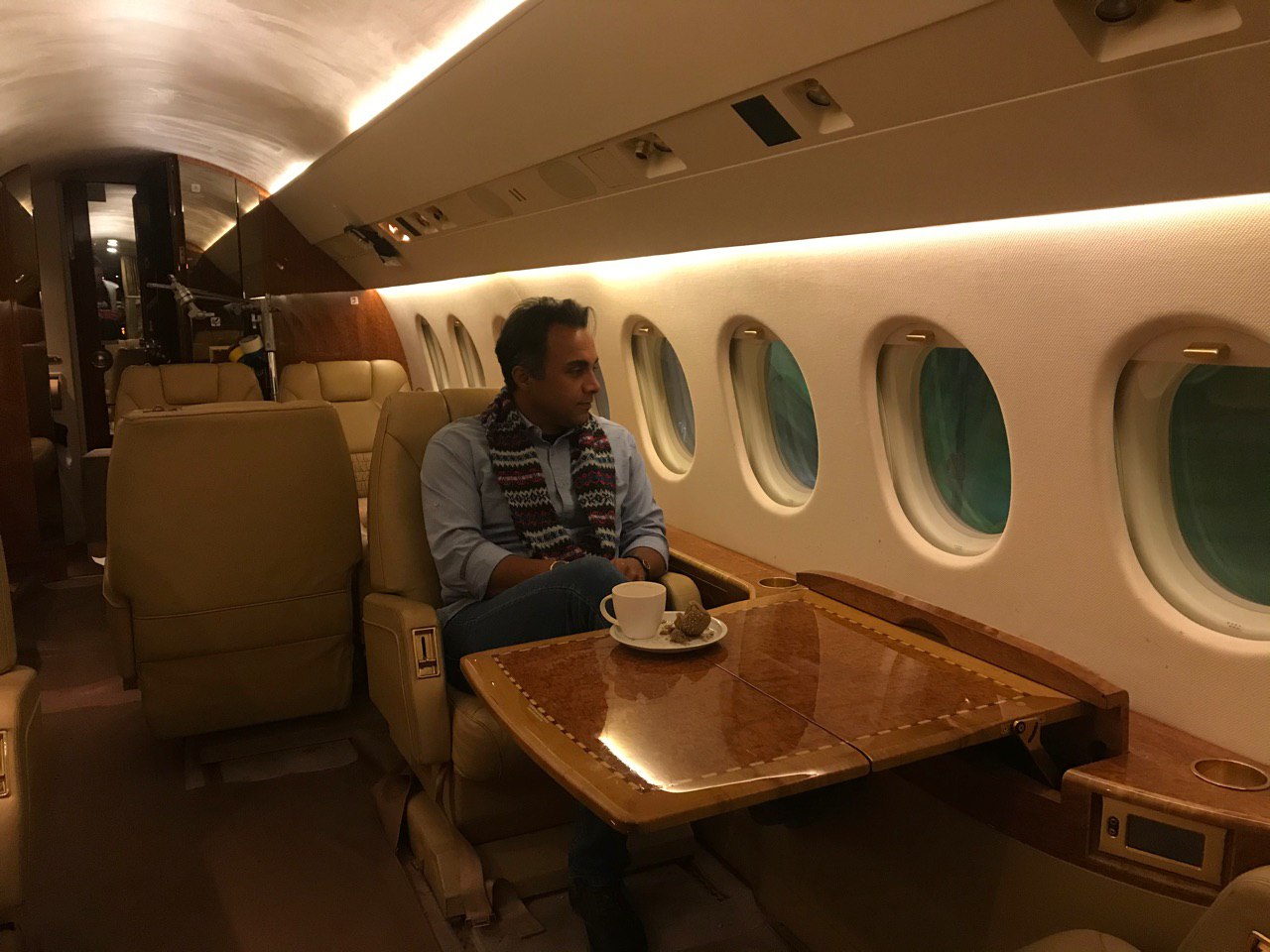 تصویری از جواد فاضلی، دستیار صحنه و طراح صحنه سینما و تلویزیون در حال بازیگری سر صحنه یکی از آثارش