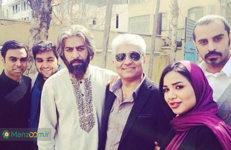 مهدی ماهانی در پشت صحنه سریال تلویزیونی بزم آخر به همراه شیما عباسی، کامران تفتی و علیرام نورایی