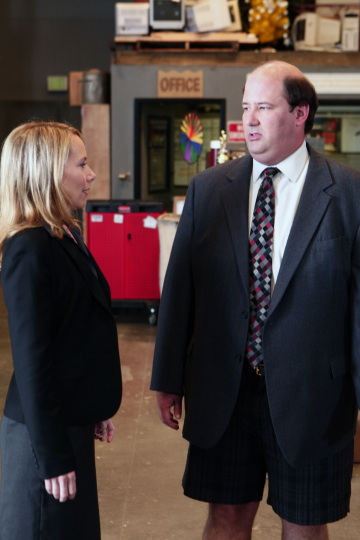 Brian Baumgartner در صحنه سریال تلویزیونی اداره به همراه امی رایان