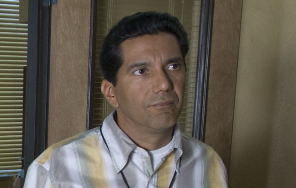 Steven Michael Quezada در صحنه سریال تلویزیونی برکینگ بد