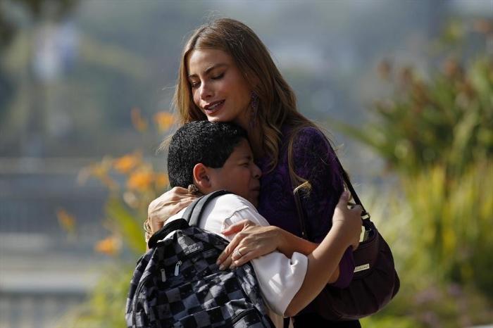 Rico Rodriguez در صحنه سریال تلویزیونی خانواده امروزی به همراه Sofía Vergara